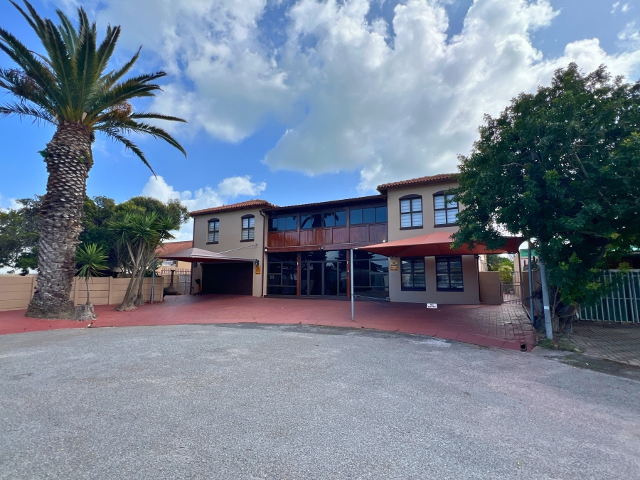 6 Bedroom Property for Sale in Middedorp Western Cape